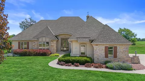 w358n6658 Spring Holw, Oconomowoc, WI 53066