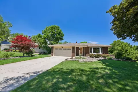 7557 Chapel Hl, Franklin, WI 53132