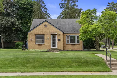 637 Oak, South Milwaukee, WI 53172