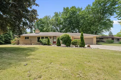 n76w14321 Lari Lou, Menomonee Falls, WI 53051