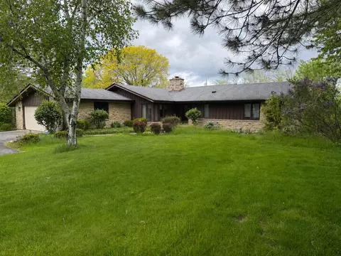 5550 W Parkview, Mequon, WI 53092