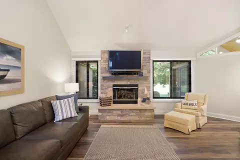 964 Duck Pond, Fontana, WI 53125