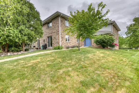 1360 Meadowcreek #F, Pewaukee, WI 53072