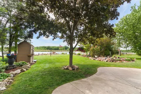 8508 Fox Riv, Waterford, WI 53185