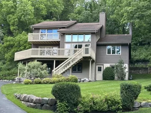 790 Garrison, Delafield, WI 53018
