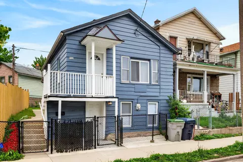 946 W Windlake, Milwaukee, WI 53204