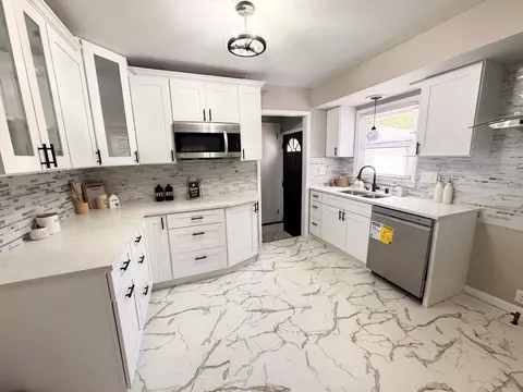 5319 W W Spg, Milwaukee, WI 53223