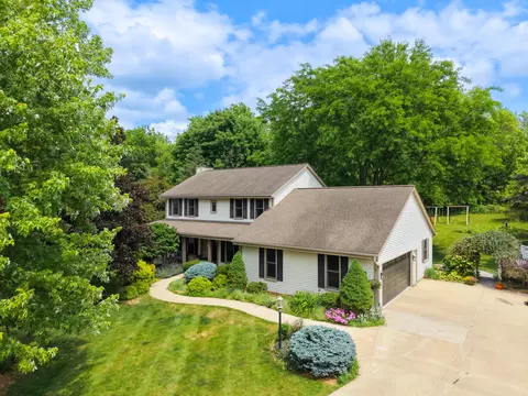 952 Greenway, Hartland, WI 53029