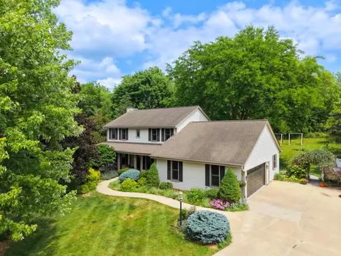 952 Greenway, Hartland, WI 53029