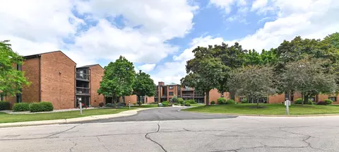 6100 W Stonehedge #167, Greenfield, WI 53220