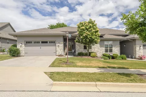 1207 Woodland Hls, Waukesha, WI 53188