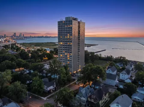 2525 S S Shr #15B, Milwaukee, WI 53207