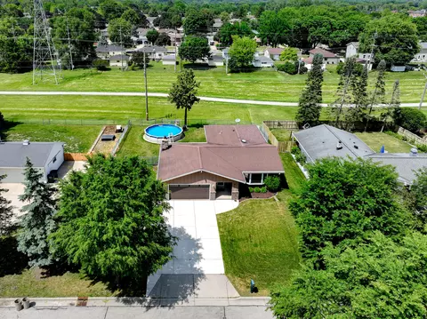 7880 W Plainfield, Greenfield, WI 53220