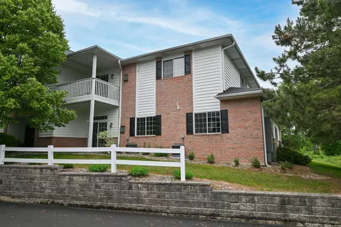 w241n2533 E Parkway Mdws #2, Pewaukee, WI 53072