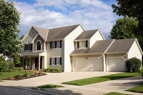 2517 Fox Riv, Waukesha, WI 53189