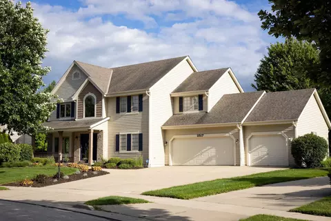 2517 Fox Riv, Waukesha, WI 53189