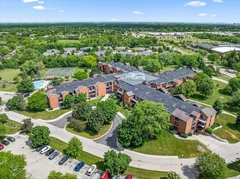 6100 W Stonehedge #323, Greenfield, WI 53220