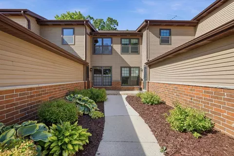 8116 S Forest Hls #8116, Franklin, WI 53132