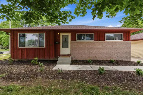 2035 Parkfield, West Bend, WI 53090