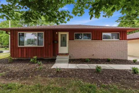 2035 Parkfield, West Bend, WI 53090