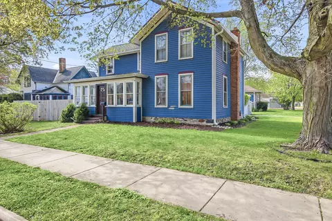 725 W South, Oconomowoc, WI 53066