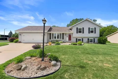 n49w14033 Brook Fls, Menomonee Falls, WI 53051