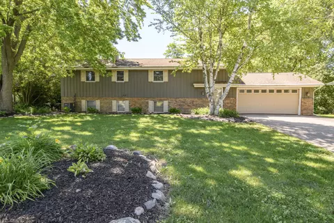 705 Fox Knl, Waterford, WI 53185