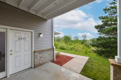 6913 S Rolling Mdws, Oak Creek, WI 53154