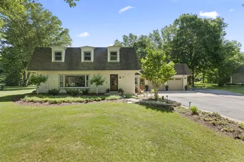 n8104 La Salle Circle, Oconomowoc, WI 53066