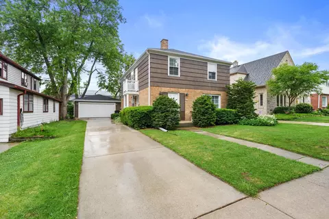 8813 W Hawthorne #8811, Wauwatosa, WI 53226