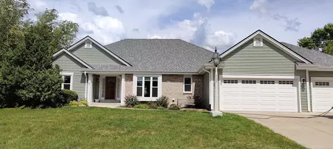 562 W Red Pne, Dousman, WI 53118