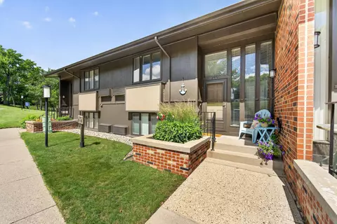 33 Lausanne #33-06, Geneva, WI 53147