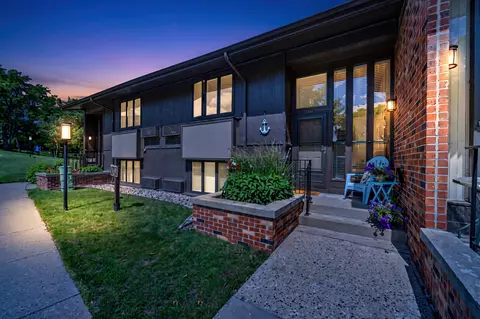 33 Lausanne #33-06, Geneva, WI 53147