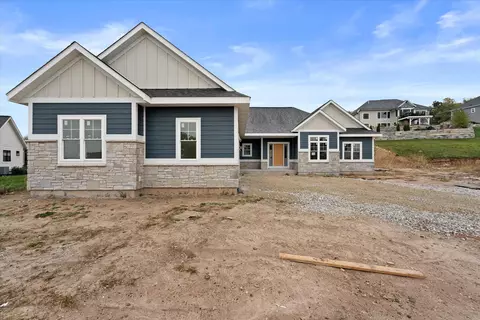 w253n5539 Crescent Hl, Sussex, WI 53089