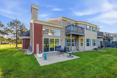 n16w26512 Golf Vw #H, Pewaukee, WI 53072