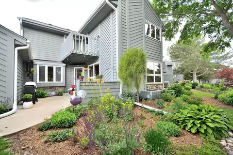 15651 W W Rdg, New Berlin, WI 53151