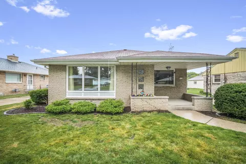 1838 W Plainfield, Milwaukee, WI 53221
