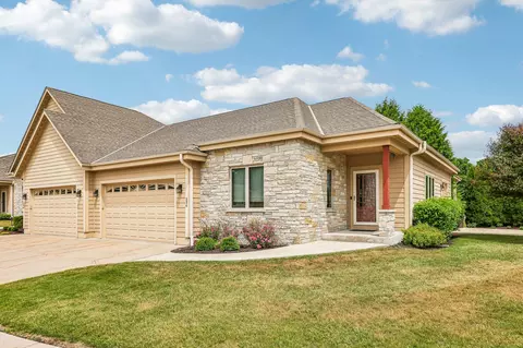 534 Garden Pr #7, Waukesha, WI 53186