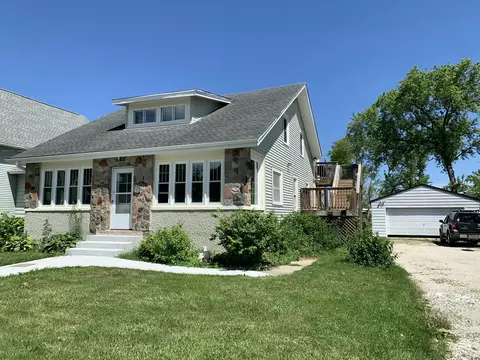 208 Clark, Pewaukee, WI 53072