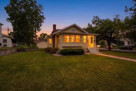 1702 Cass, La Crosse, WI 54601