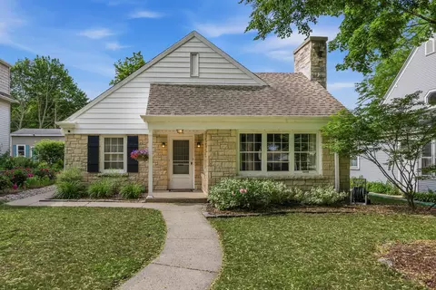 215 W Saveland, Milwaukee, WI 53207