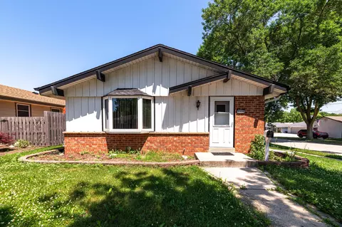 3490 E Van Beck, Saint Francis, WI 53235