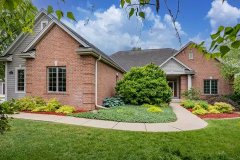 w171n5517 Autumn Vw, Menomonee Falls, WI 53051