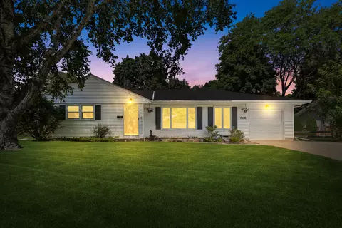 718 S Silverbrook, West Bend, WI 53095