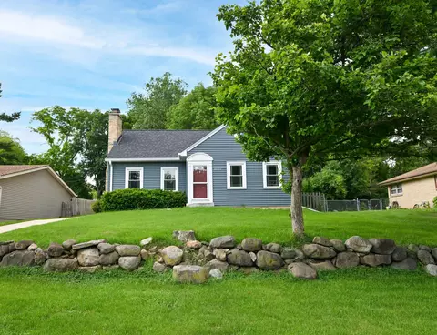 10518 W Spring Grn, Greenfield, WI 53228