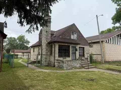 2421 W Hampton, Milwaukee, WI 53209