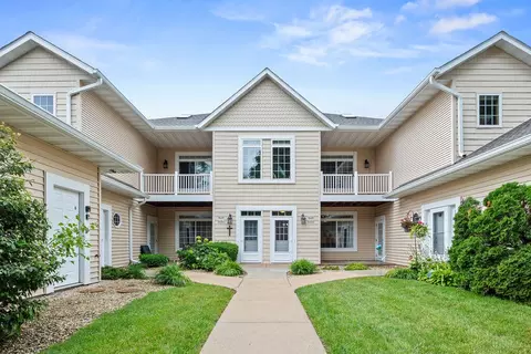 w398n5953 Autumn Woods, Oconomowoc, WI 53066
