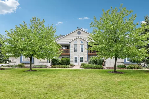 w240n2550 E Parkway Mdw #2, Pewaukee, WI 53072