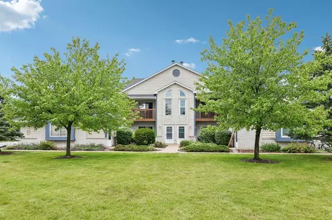 w240n2550 E Parkway Mdw #2, Pewaukee, WI 53072