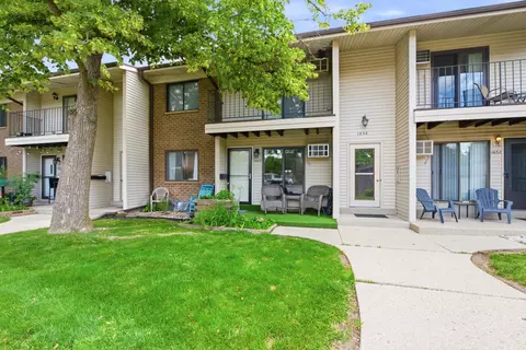 1646 S Carriage #2, New Berlin, WI 53151
